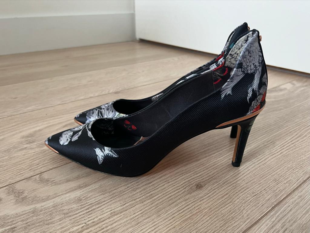 Ted Baker zwarte pumps met bloemen en vlinders - Nieuwstaat, Pumps, Zwart, Nieuw, Ophalen of Verzenden