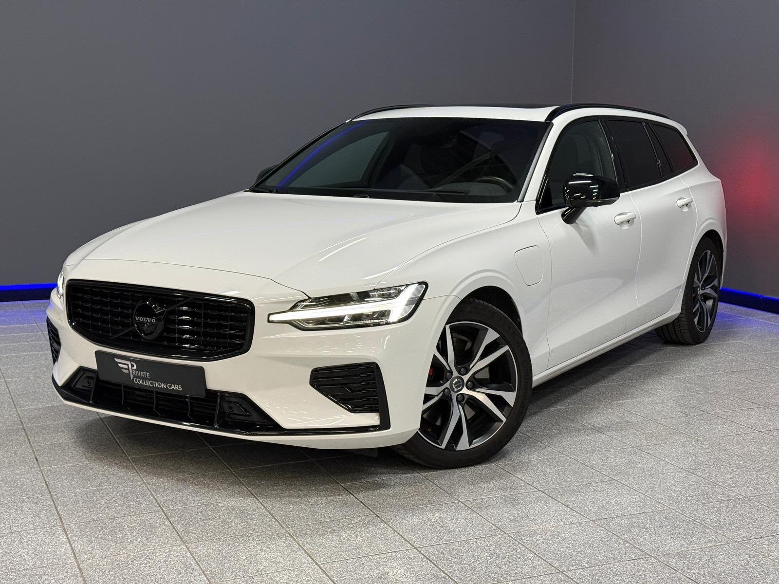 Volvo V60 2.0 T6 Recharge AWD R-Design 360|Trekhaak|H/K|Head, Automaat, Gebruikt, 4 cilinders, Leder