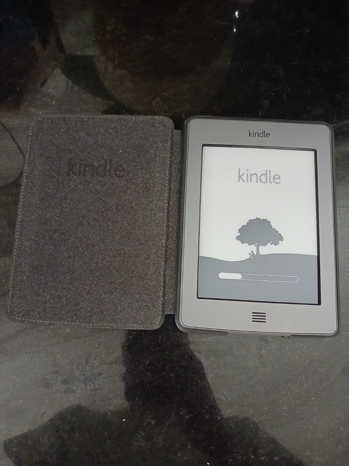 Kindle e-reader met hoes - Zo goed als nieuw, Computers en Software, 6 inch of minder, Zo goed als nieuw, 4 GB of minder, Kindle