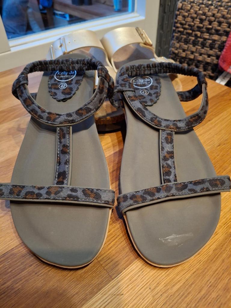 KELLY -JO  Sandalen  .zgan  staat 42 in vallen voor 41, Ophalen of Verzenden, Zo goed als nieuw, Sandalen of Muiltjes