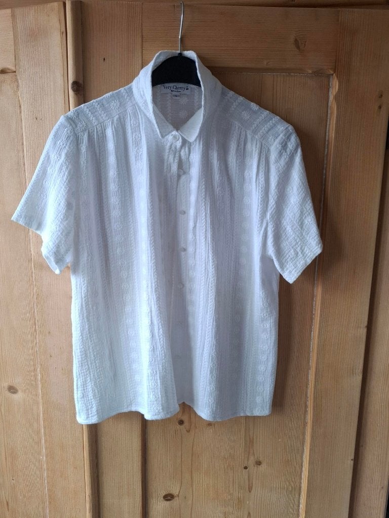 Blousje Very Cherry maat L, Ophalen, Zo goed als nieuw, Maat 42/44 (L), Wit