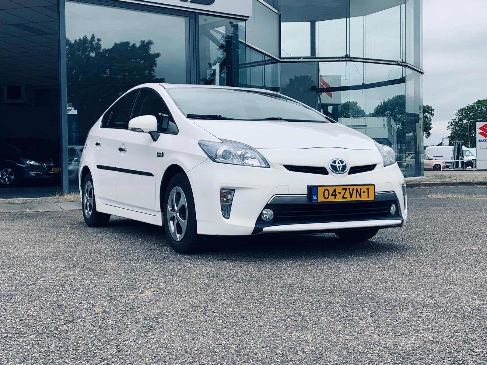 Toyota Prius 1.8 Plug-in Aspiration, Leder bekleding, Trekha, Auto's, Toyota, Gebruikt, Zwart, Stoelverwarming, Wit