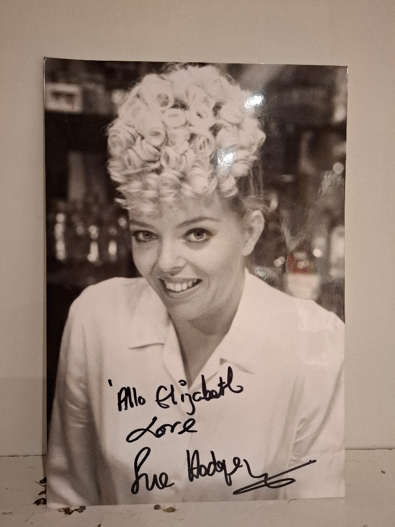 Foto met handtekening van Mimi Labonq van Allo Allo, Sue Hodge, Mimi labonq, Ophalen of Verzenden, Zo goed als nieuw