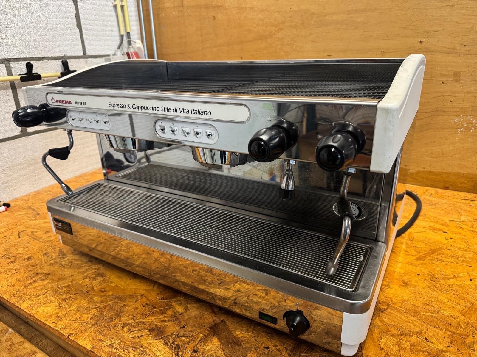 Faema E98 RE Espresso & Cappuccino Stile di Vita Italiano, Gebruikt, Espresso apparaat, 10 kopjes of meer, Gemalen koffie