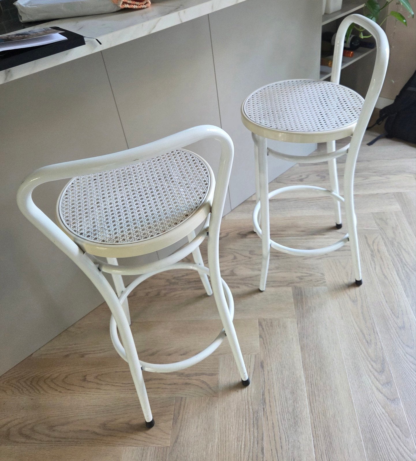 Set van 2 witte rotan barkrukken, Ophalen, Gebruikt, Hout, 60 tot 90 cm