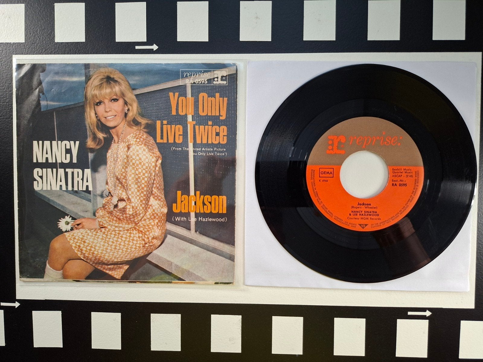 Nancy Sinatra You only live twice  single.           Star45, Beschermende buitenhoes, Ophalen of Verzenden, Gebruikt, Pop