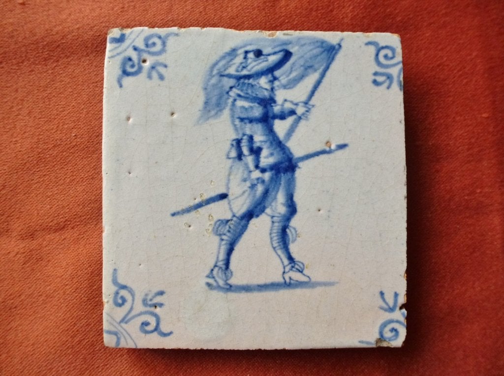 Zeldzame antieke 17e eeuwse tegel met VAANDELDRAGER!, Ophalen of Verzenden