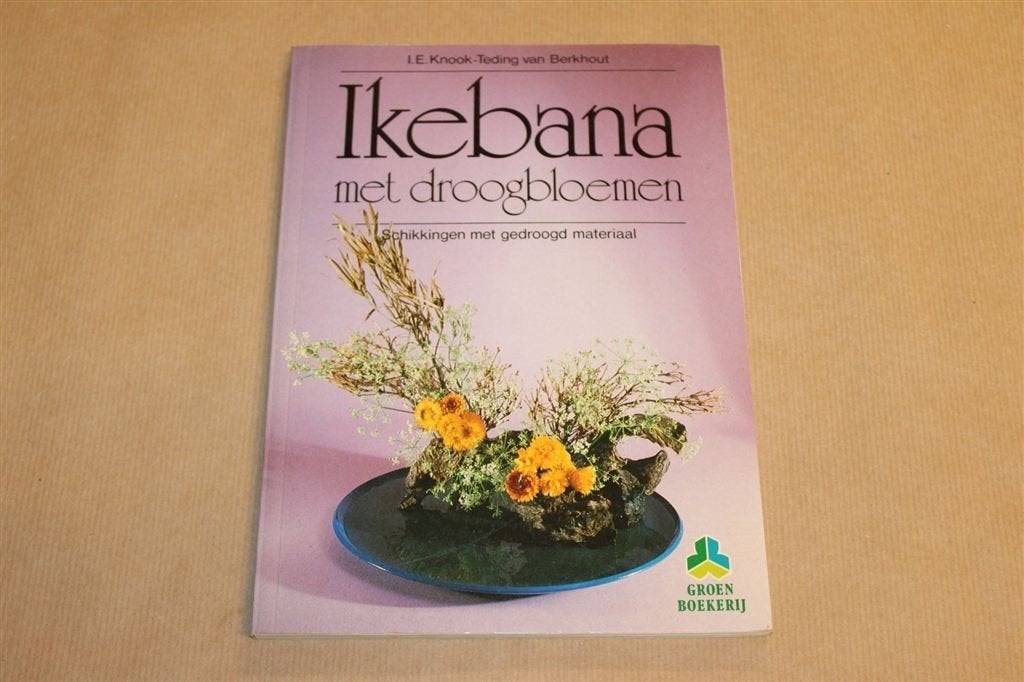 Ikebana met droogbloemen — 36 Schikkingen, Ophalen of Verzenden, Gelezen