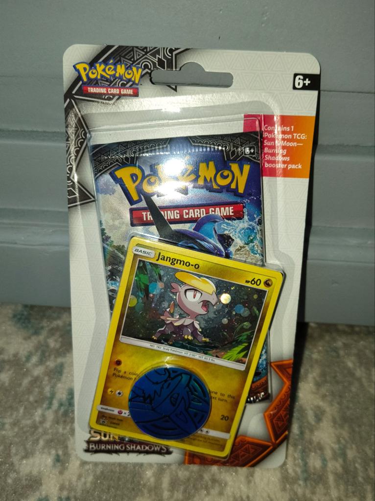 Pokémon Sun & Moon Burning Shadows 1 pack blister Jangmo-o, Ophalen of Verzenden, Nieuw, Booster