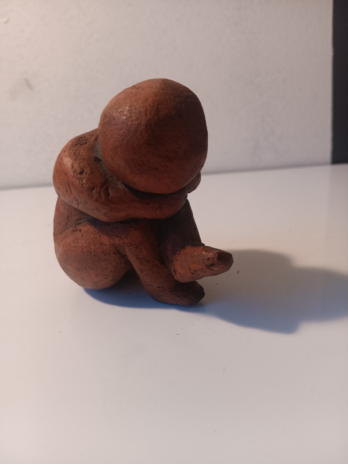 Gesigneerd, rood aardewerk sculptuurtje van een kind, Antiek en Kunst, Overige onderwerpen, Minder dan 20 cm, Handgemaakt, Rood