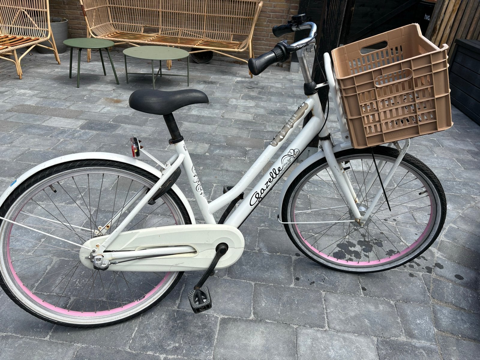 Witte Gazelle meisjesfiets met roze accenten en mand, Fietsen en Brommers, Fietsen | Dames | Damesfietsen, Ophalen, Terugtraprem