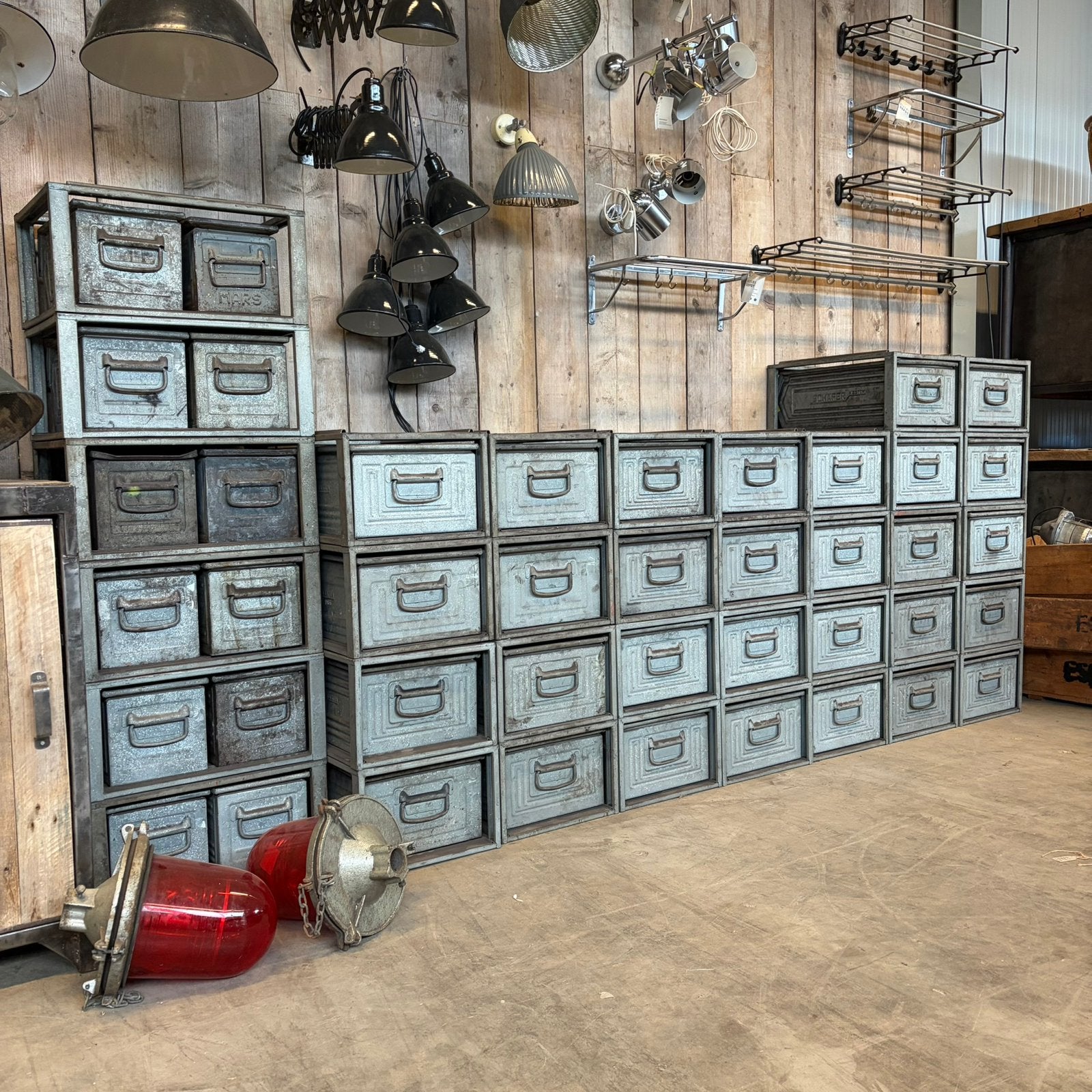 Oude magazijnbakken, industriele bak, magazijnbak, kist, Ophalen