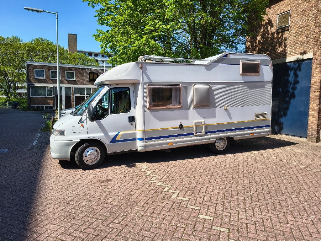 Goed onderhouden Bürstner T607 – Klaar voor vertrek!, Caravans en Kamperen, Reservewiel, Fiat, Particulier, Koelkast