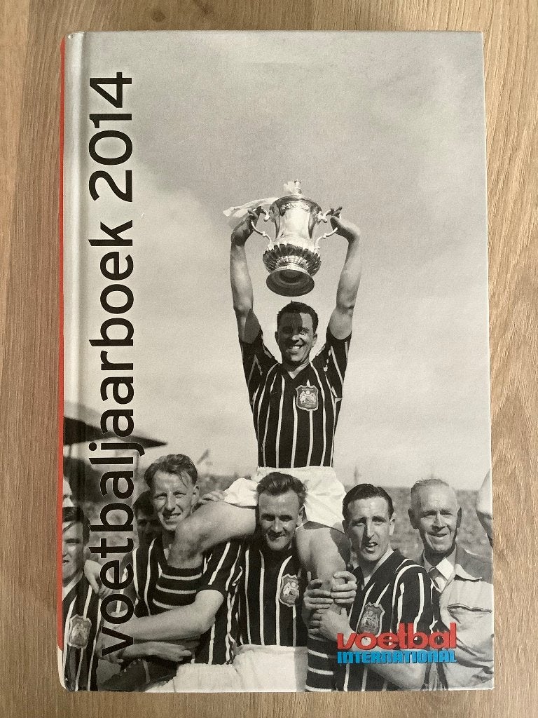 Voetbaljaarboek 2014 Voetbal International, Diverse auteurs, Ophalen of Verzenden, Zo goed als nieuw, Balsport