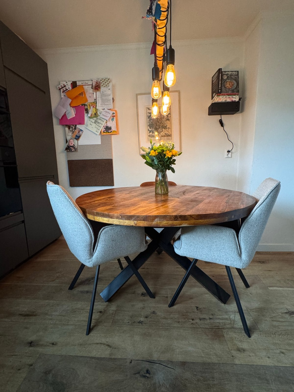 Ronde eettafel, 130cm diameter, goede staat, Ophalen, Zo goed als nieuw, Vijf personen of meer, Overige houtsoorten