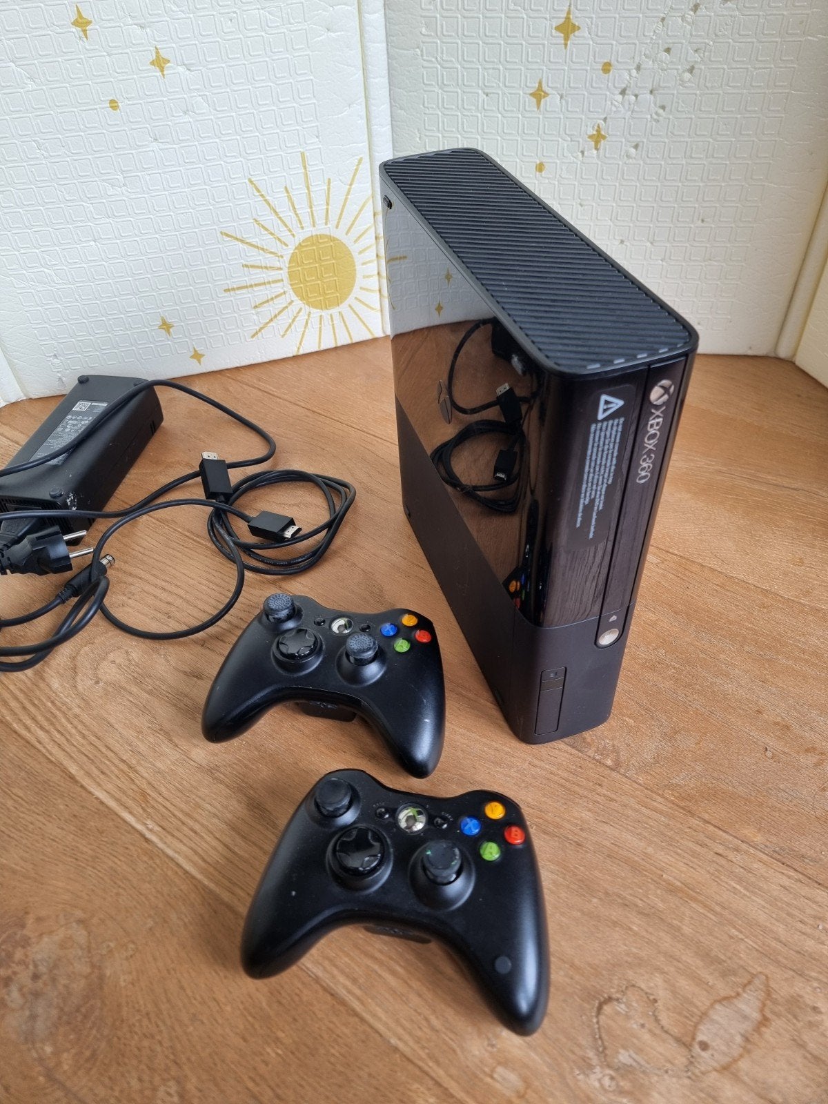 Xbox 360 E New Slim | 250GB HDD | 2 Controllers | HDMI Poort, Spelcomputers en Games, Ophalen of Verzenden, Zo goed als nieuw