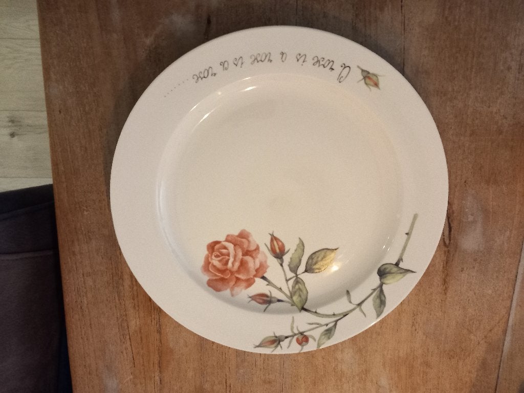 Jet a Rose is a Rose 6 x 32 cm bord., Ophalen of Verzenden, Zo goed als nieuw, Bord(en), Overige stijlen