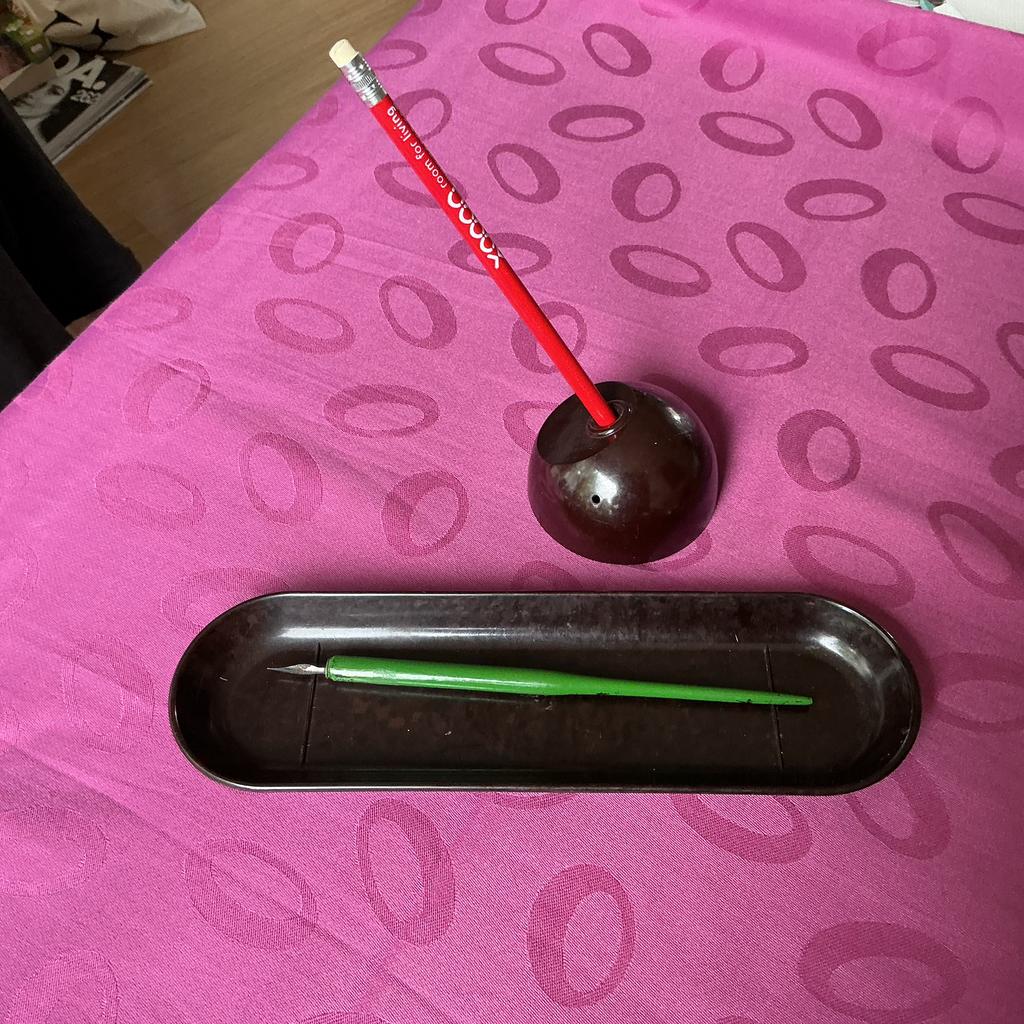 Bakeliet pennenbakje met oude pen, Antiek en Kunst, Ophalen of Verzenden