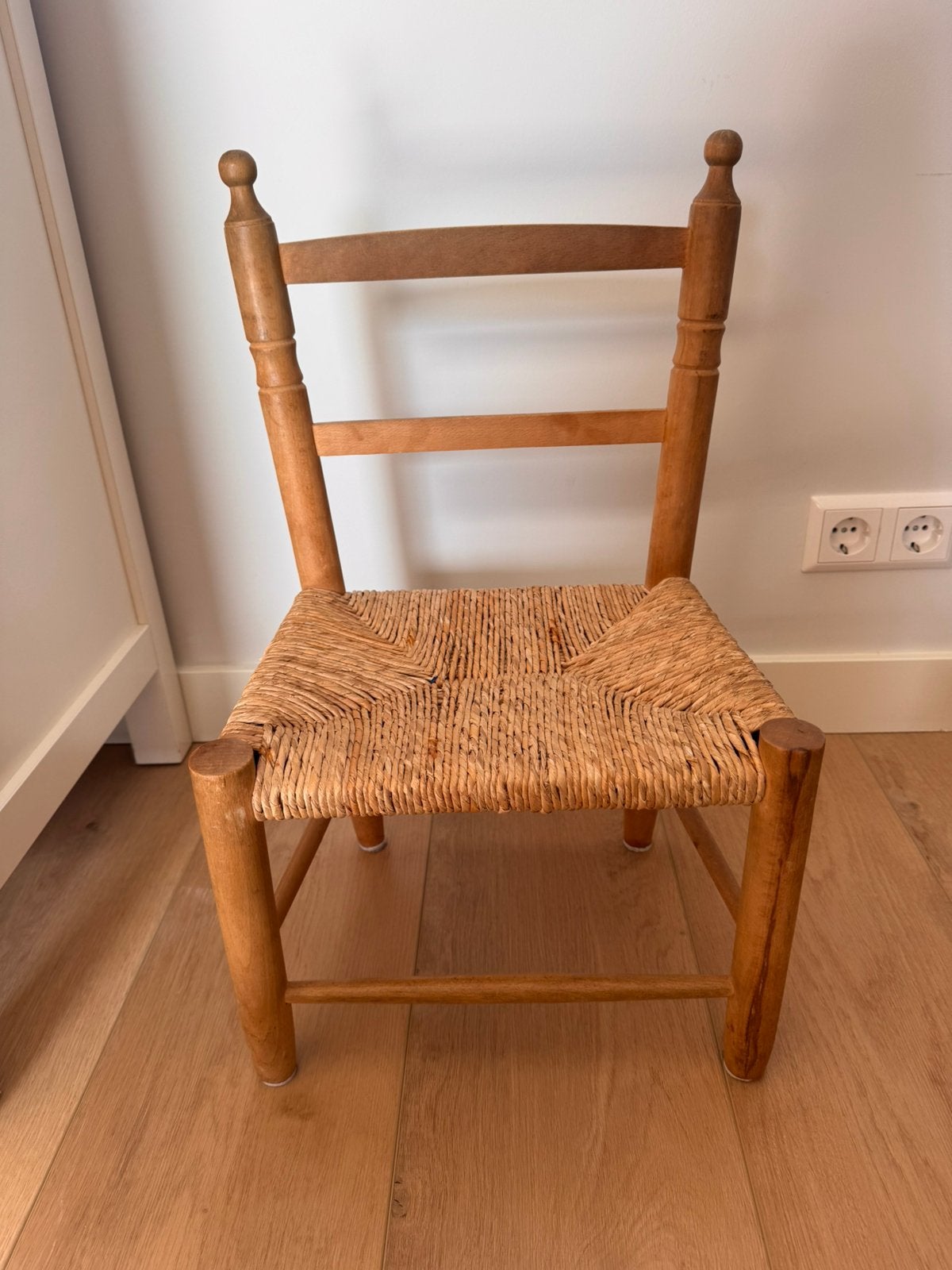 Laag rotan kinderstoeltje, Ophalen