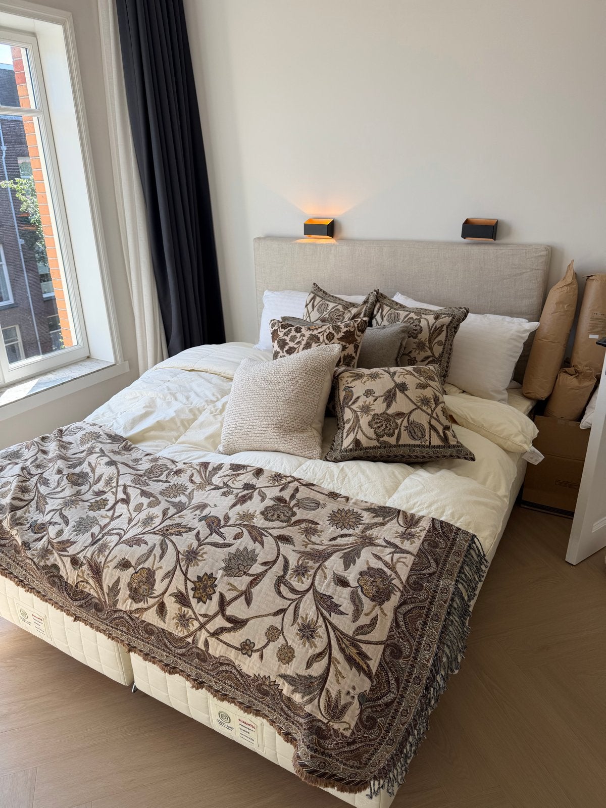 COCO-MAT bed met hoofdbord en matrassen (whole complete set), Beige, Tweepersoons, Ophalen of Verzenden, Zo goed als nieuw