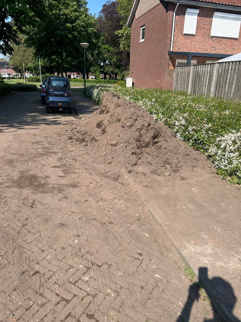 Gratis afhalen: Ophoogzand / Tuinaarde, Ophalen of Verzenden, Zo goed als nieuw, Ophoogzand