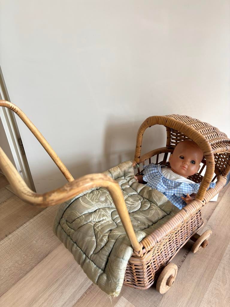 Retro rotan poppenwagen met babypop, Ophalen of Verzenden, Huis en Inrichting
