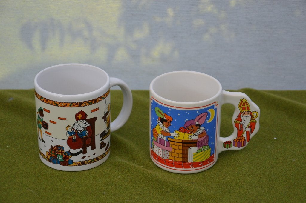 2 verschillende vintage Sinterklaas en Piet bekers van steen, Ophalen of Verzenden, Gebruikt