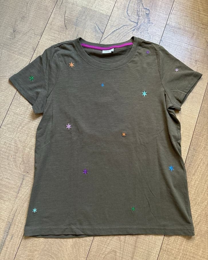 Nümph Top met sterren - Maat S - legergroen - superzacht, Kleding | Dames, Verzenden, Zo goed als nieuw, Korte mouw, Maat 36 (S)