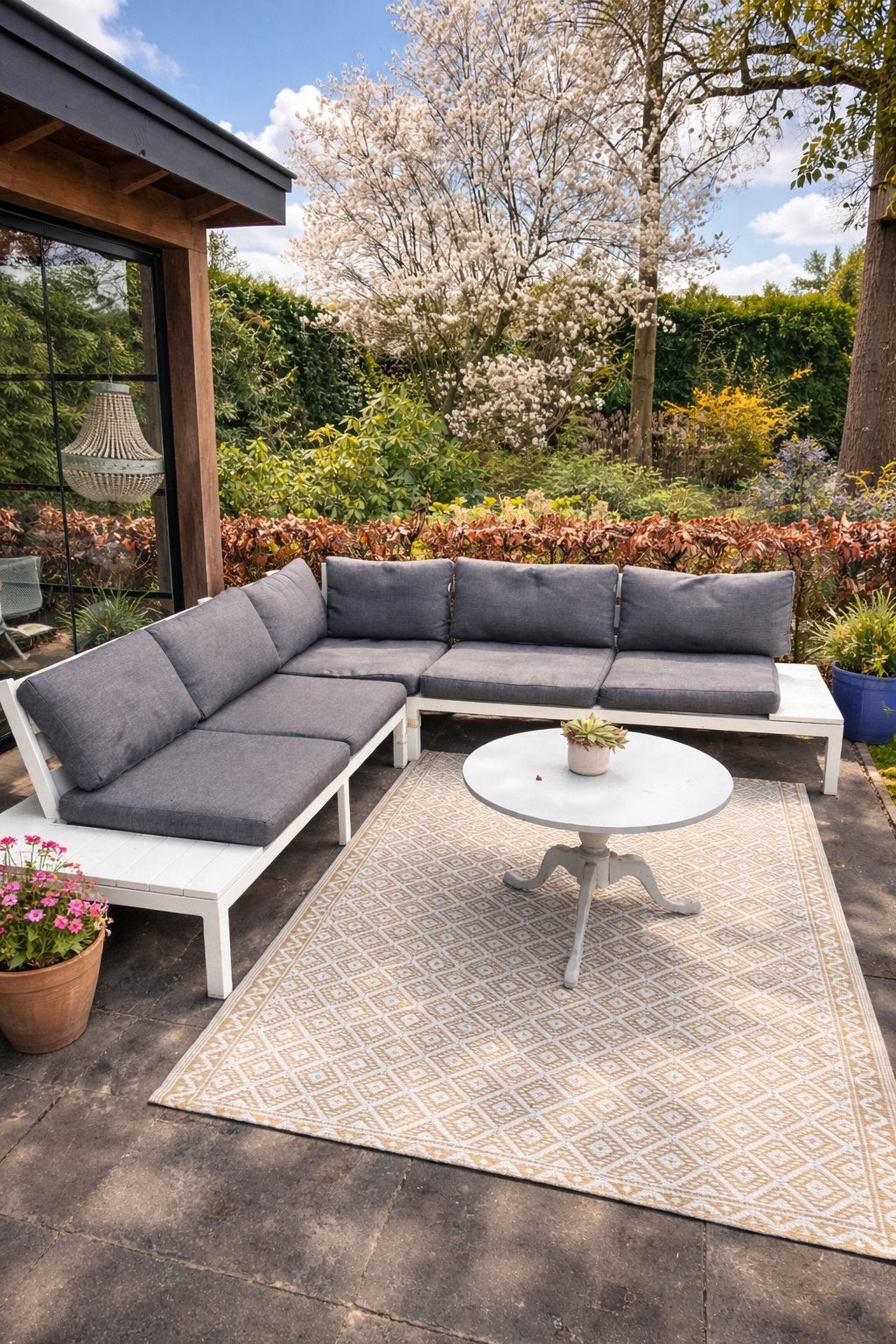 Moderne witte loungeset met grijze kussens, Tuin en Terras, Tuinsets en Loungesets, Ophalen, 5 zitplaatsen, Gebruikt, Loungeset