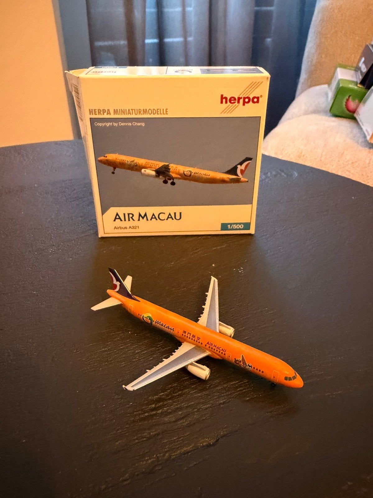 Herpa Wings 1:500 — Air Macau Airbus A321 (Goud/Oranje), Ophalen of Verzenden, Zo goed als nieuw, Schaalmodel