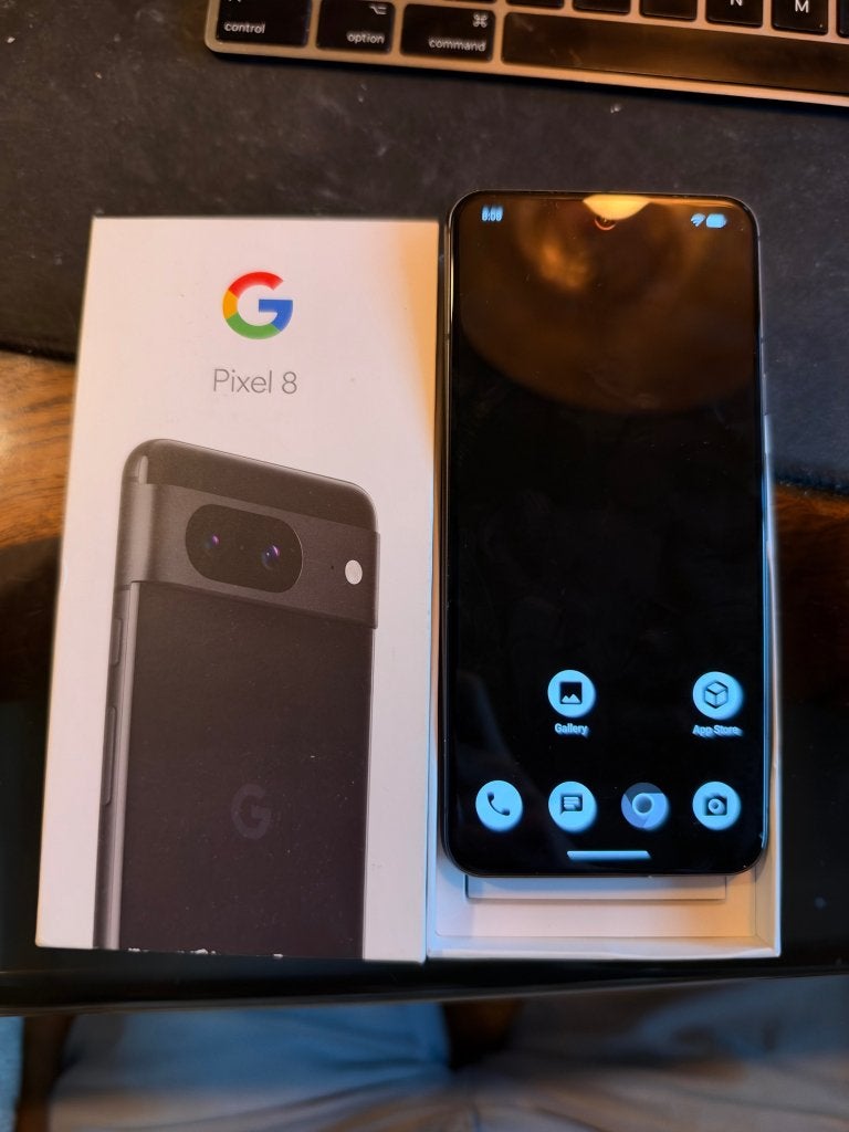 Google Pixel 8 (zwart) of 8 Pro (blauw) met GraheneOS