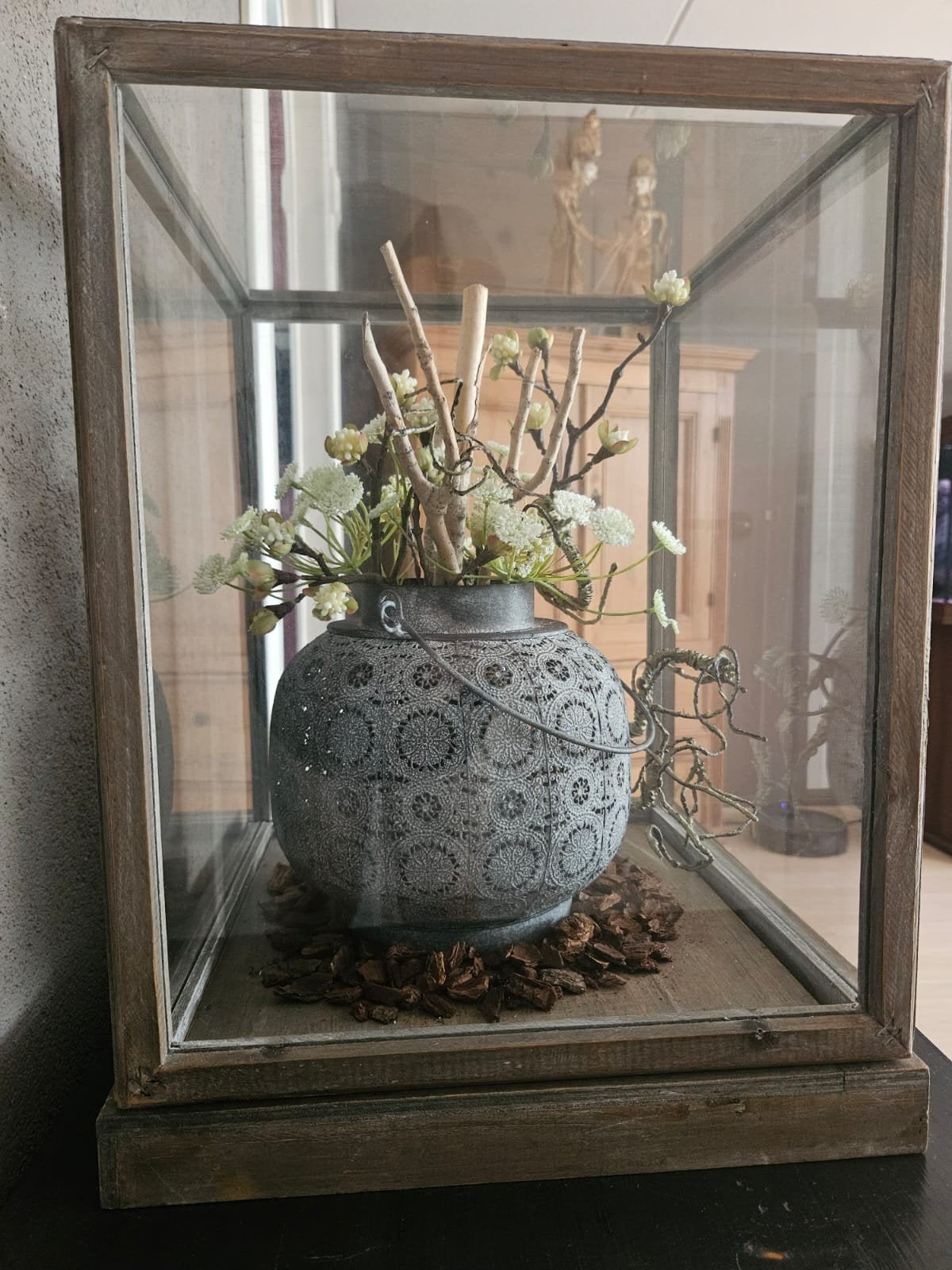 Decoratieve glazen stolp met vaas en kunstbloemen, Ophalen, Zo goed als nieuw