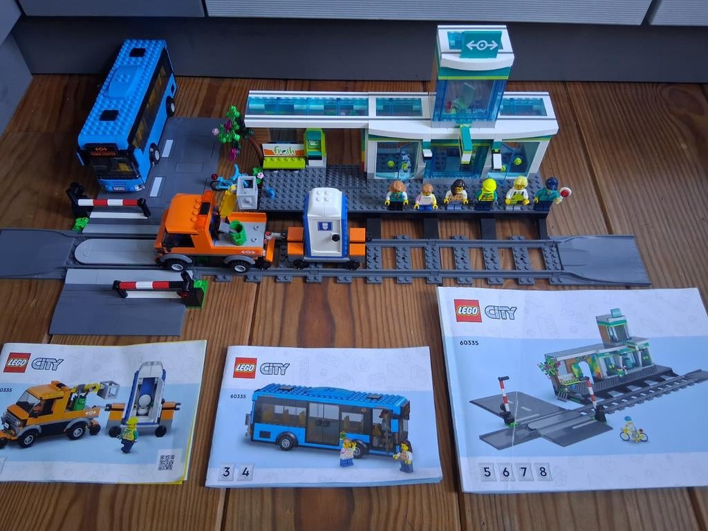 Lego city Treinstation 60335 complete set met de boekjes, Kinderen en Baby's, Ophalen of Verzenden, Zo goed als nieuw