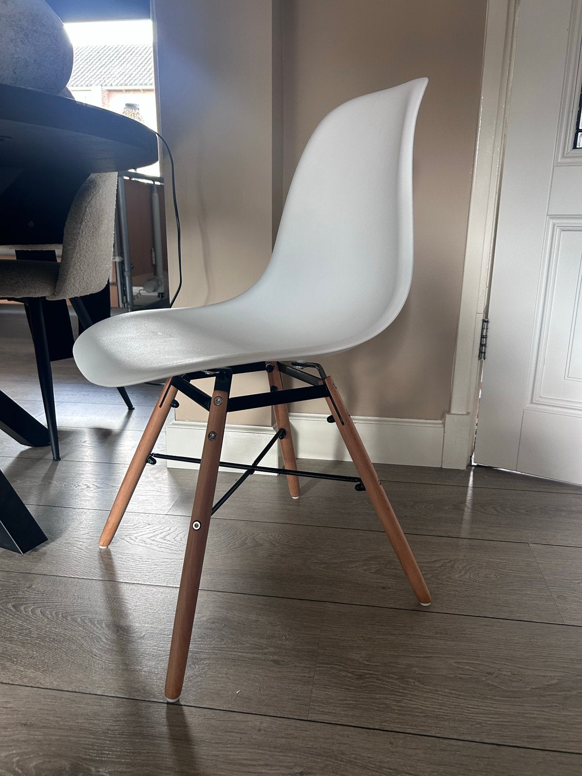 4x Nieuwe Witte Eames Stoelen met Houten Poten, Ophalen, Wit, Nieuw, Vier