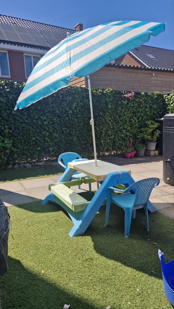 Plastic tuintafel met 2 stoeltjes en parasol, Tuin en Terras, Tuintafels, Ophalen, Gebruikt, Rechthoekig, Kunststof