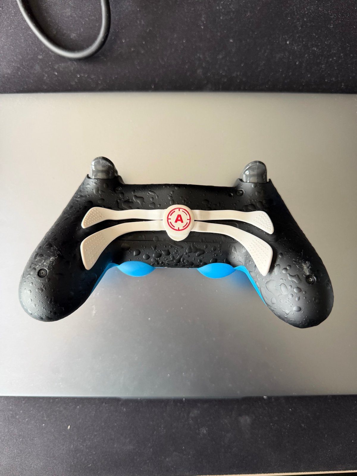 Foto 3 van AIM (scuf) Controller PS4 - Blauw met 4 Knoppen Achterkant