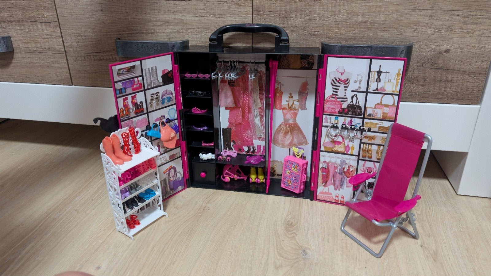 Barbie Kledingkast met Accessoires en Stoel, Ophalen of Verzenden, Gebruikt, Barbie