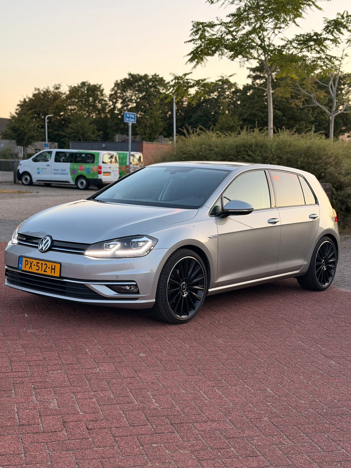 Volkswagen Golf 1.5 TSI 130pk 7-DSG 5D Bluemotion 2017 Grijs, Auto's, 1498 cc, 4 cilinders, Dealer onderhouden, Zilver of Grijs