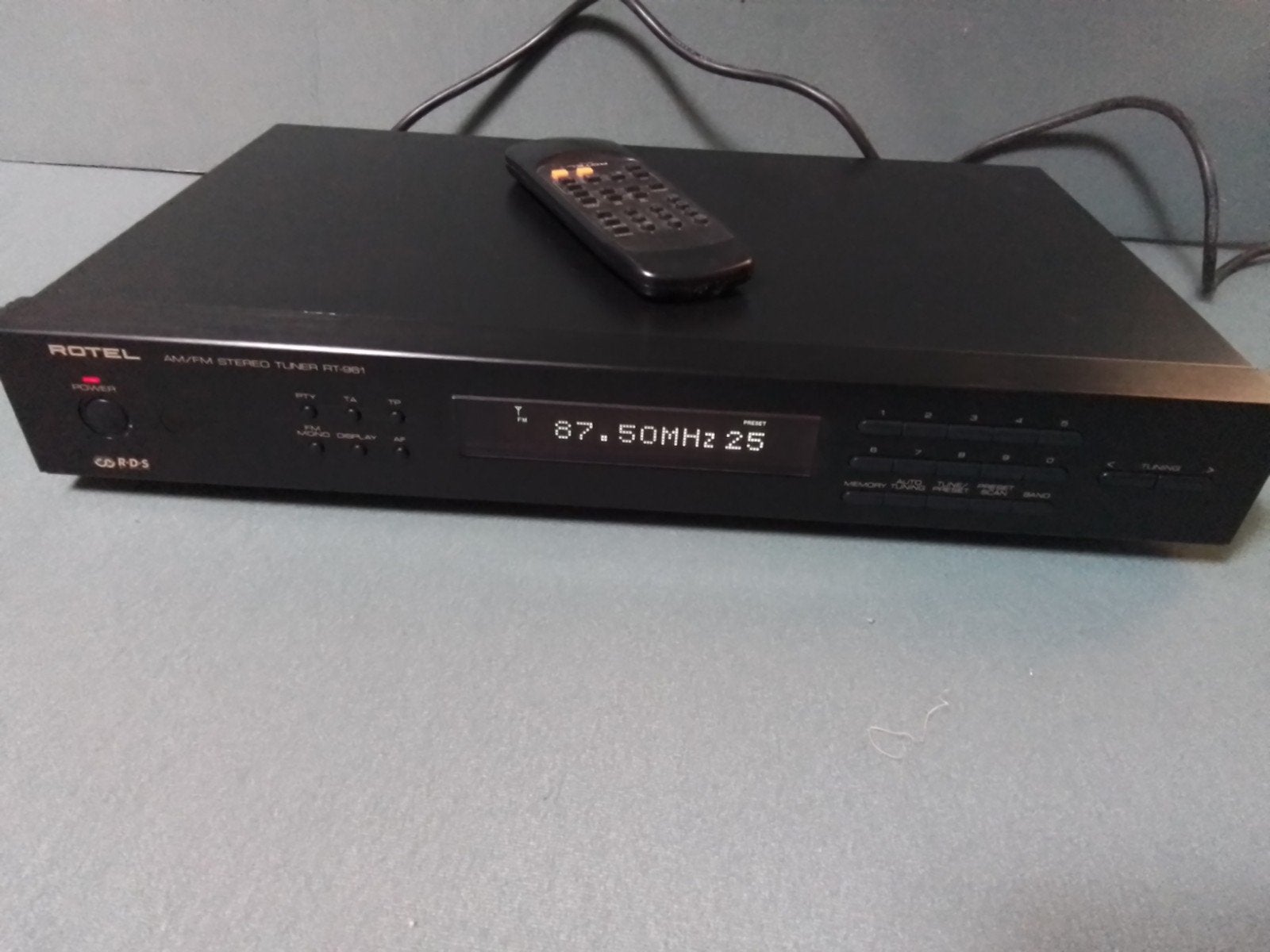 Rotel RT-961 AM/FM Stereo Tuner met RDS en afstandsbediening, Audio, Tv en Foto, Ophalen of Verzenden, Gebruikt, Analoog