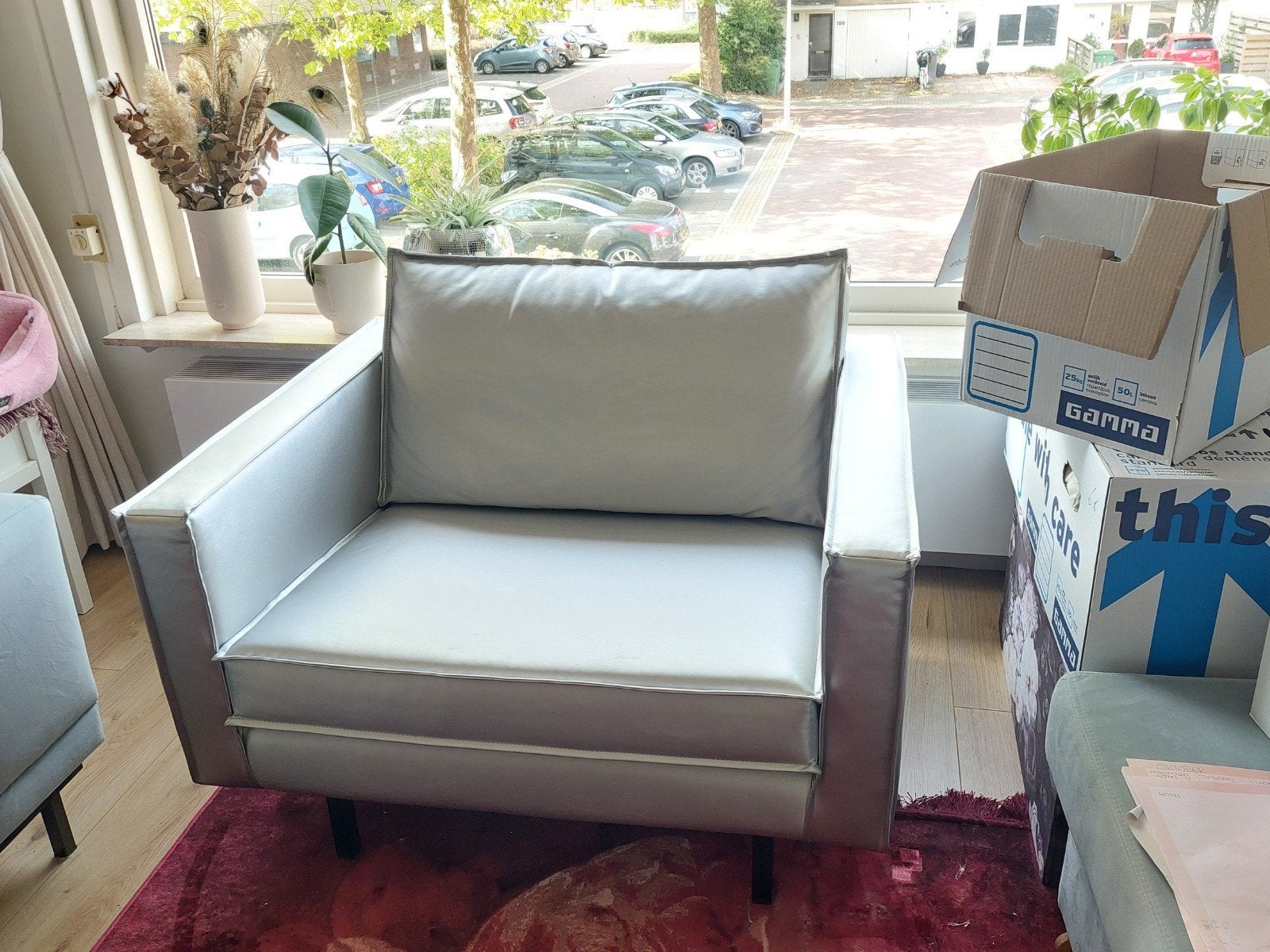 Ruime strakke futuristisch zilverkleurig loveseat fauteuil, Ophalen, Zo goed als nieuw, 75 tot 100 cm