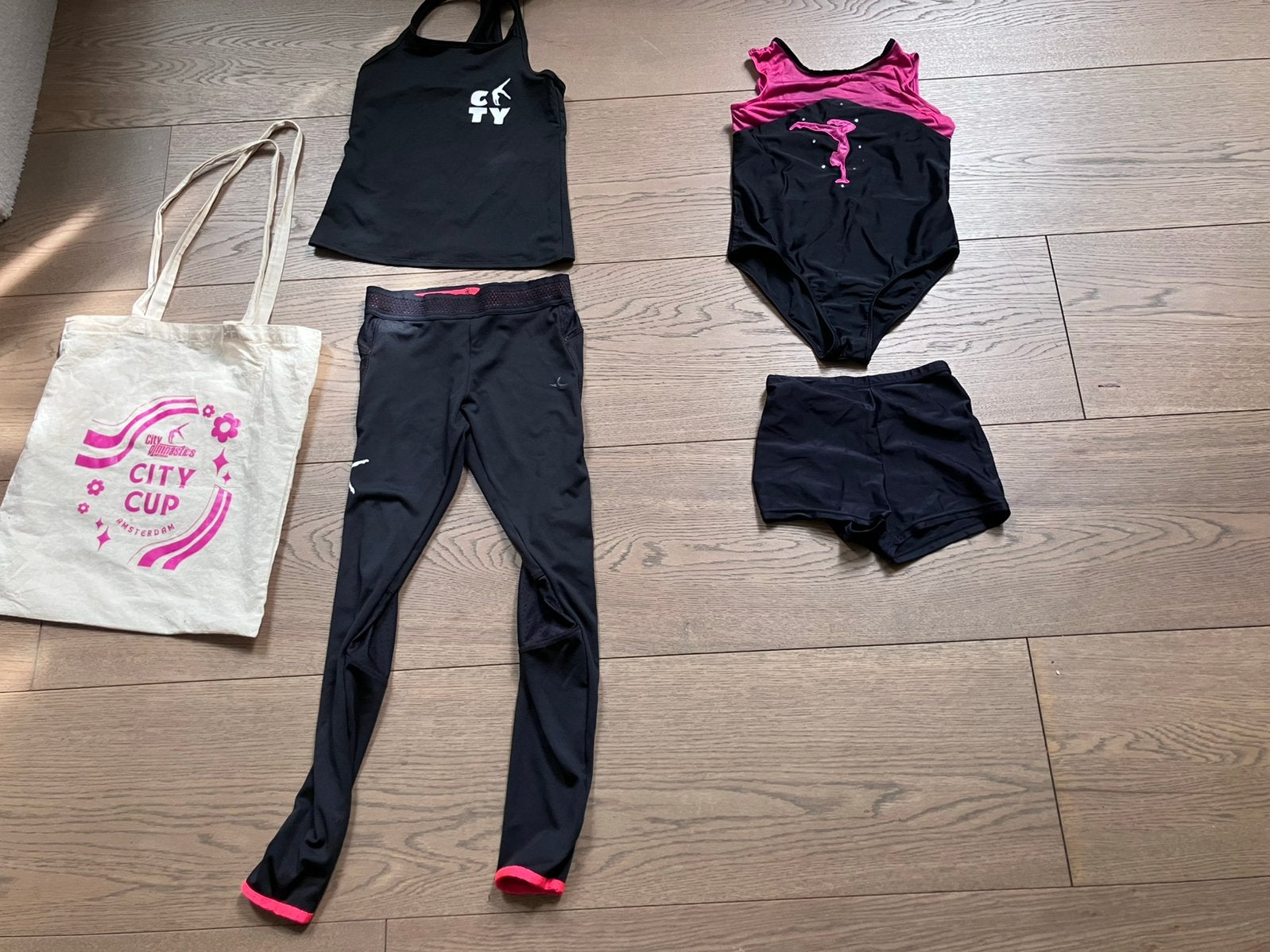 2 Turnpakje 8-11 jaar, Sport en Fitness, Turnen, Kindermaat 122 t/m 140, Ophalen, Zo goed als nieuw, Turnpak(je)