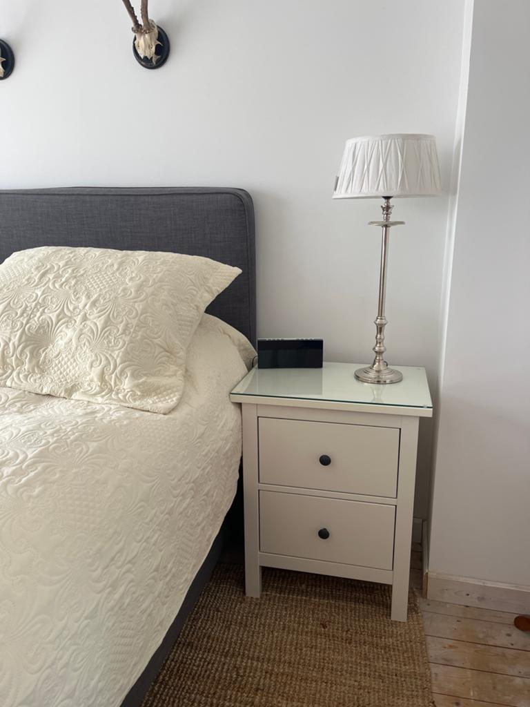 Twee Hemnes nachtkastjes met glazen blad en 2 lades, Huis en Inrichting, Slaapkamer | Nachtkastjes, Ophalen, Minder dan 45 cm