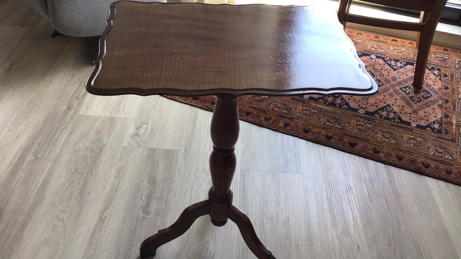 Antieke houten bijzettafel met sierlijke poten, Ophalen