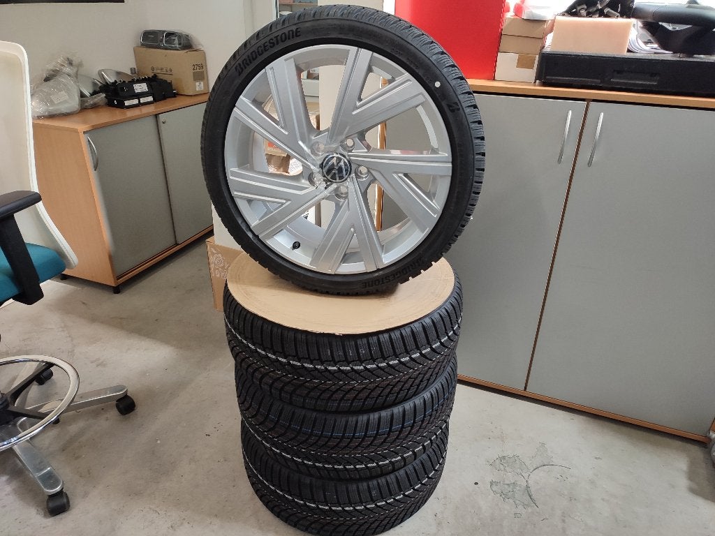 Nieuwe Winter set Bergamo 18 inch met bridgestone 225/40R18, Ophalen of Verzenden