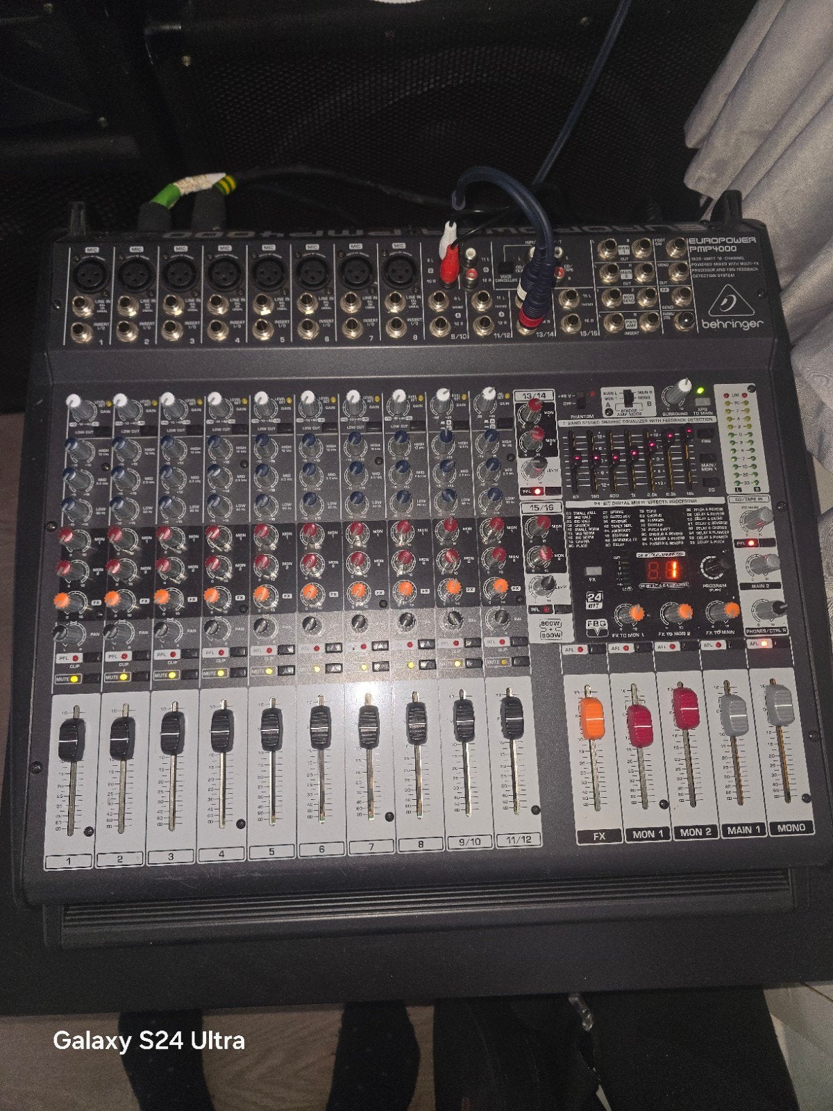 Behringer Europower PMP4000 Powered Mixer 1600W + Bluetooth, Muziek en Instrumenten, Ophalen, Zo goed als nieuw