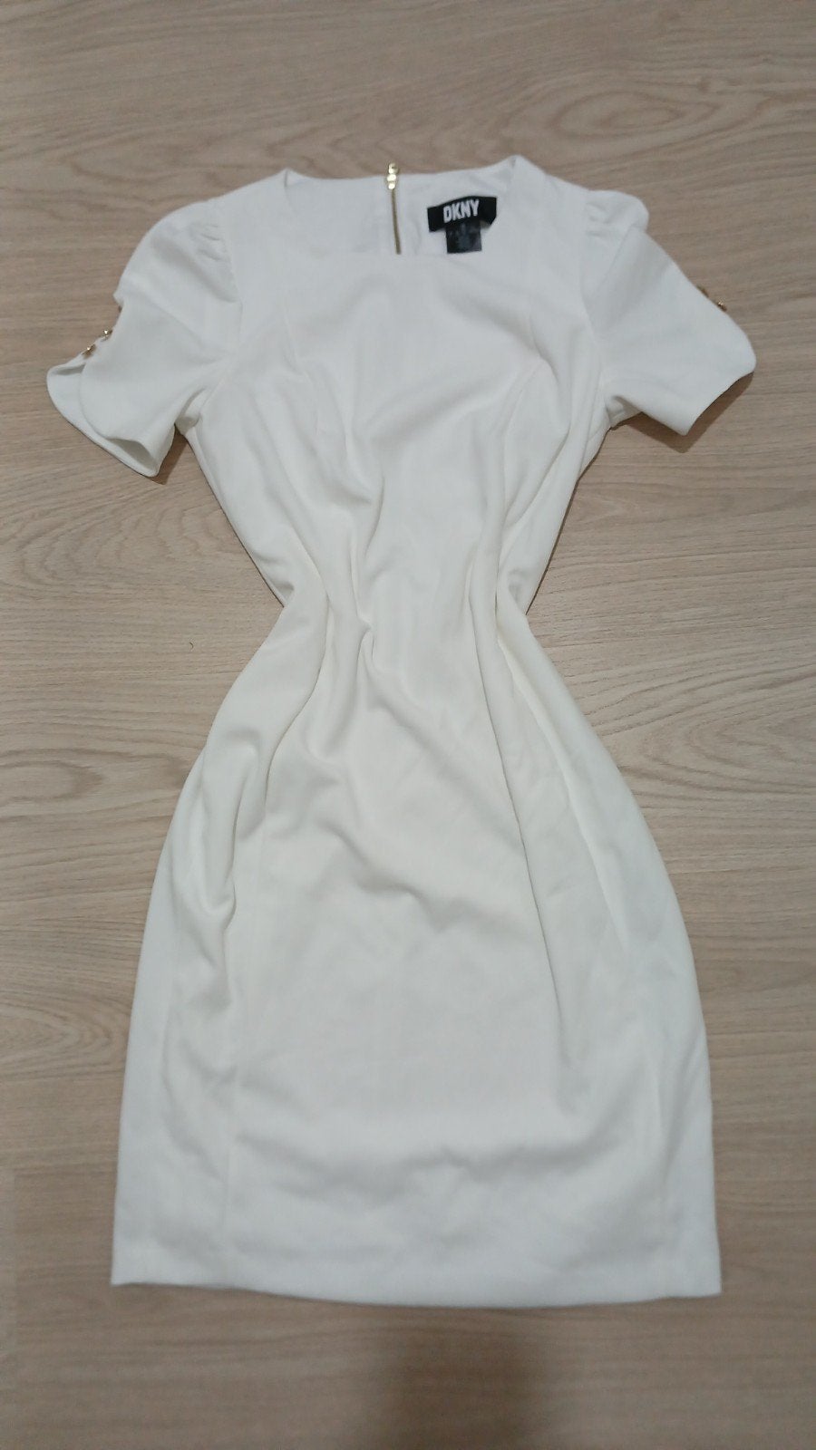 Nieuwe DKNY Witte Jurk met Pofmouwen en Gouden Accenten, Kleding | Dames, Wit, DKNY, Nieuw, Ophalen of Verzenden