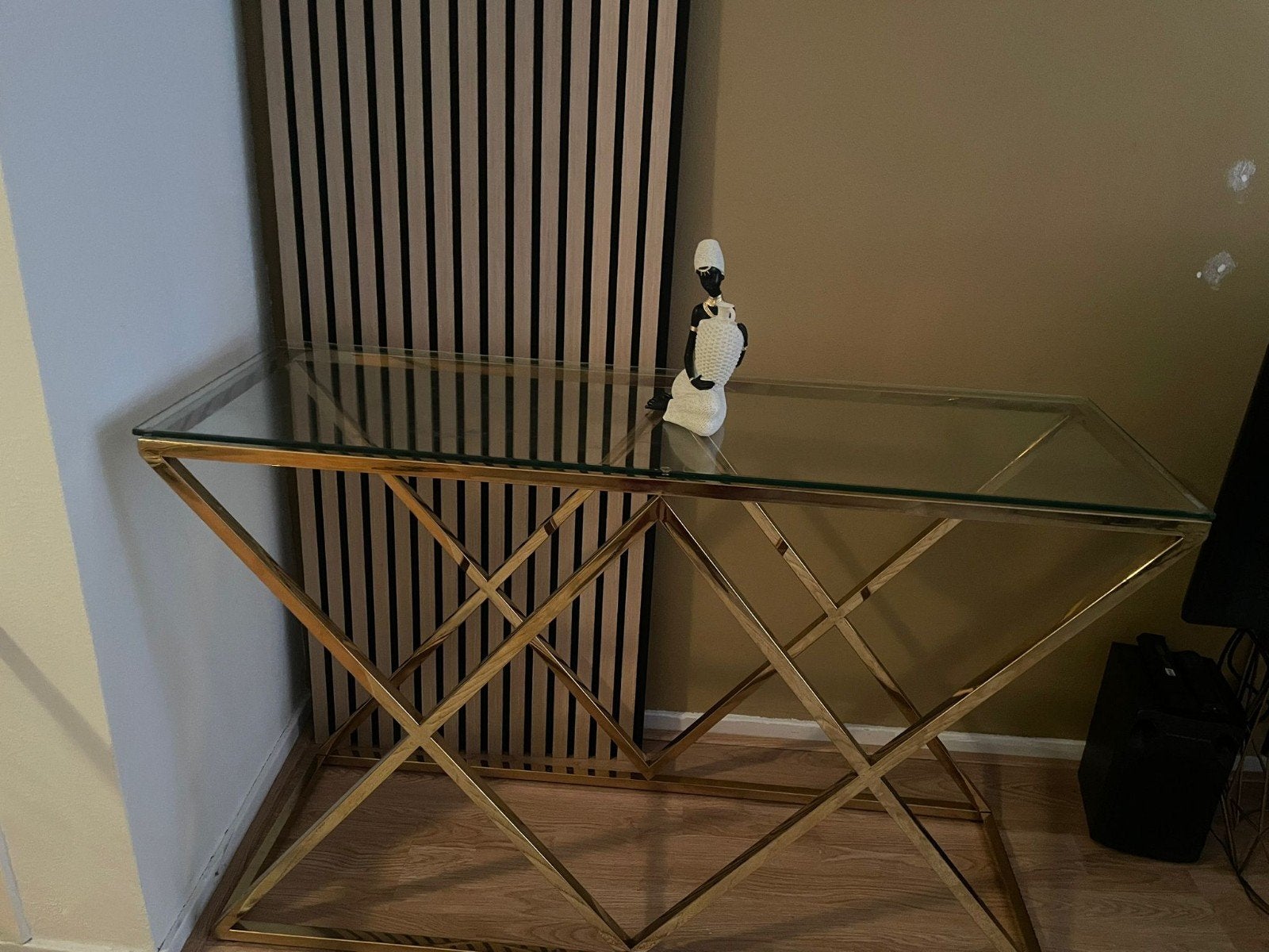 Gouden sidetable met glazen blad, Huis en Inrichting, Tafels | Sidetables, 100 tot 150 cm, Modern, Luxe, Glamour, Ophalen of Verzenden
