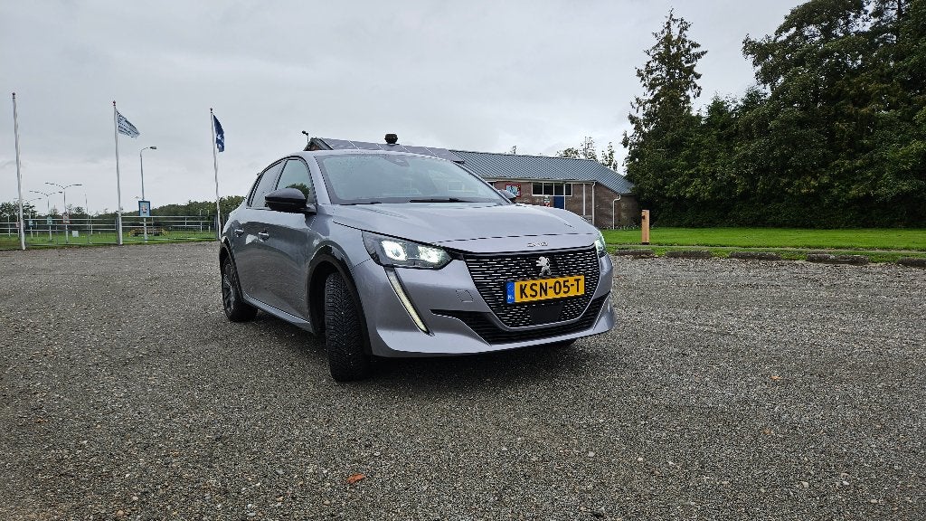 Peugeot 208 EV 50kWh 136pk 2023 Allure SOH 100% 12355KM, Dealer onderhouden, 136 pk, Euro 6, Leder en Stof