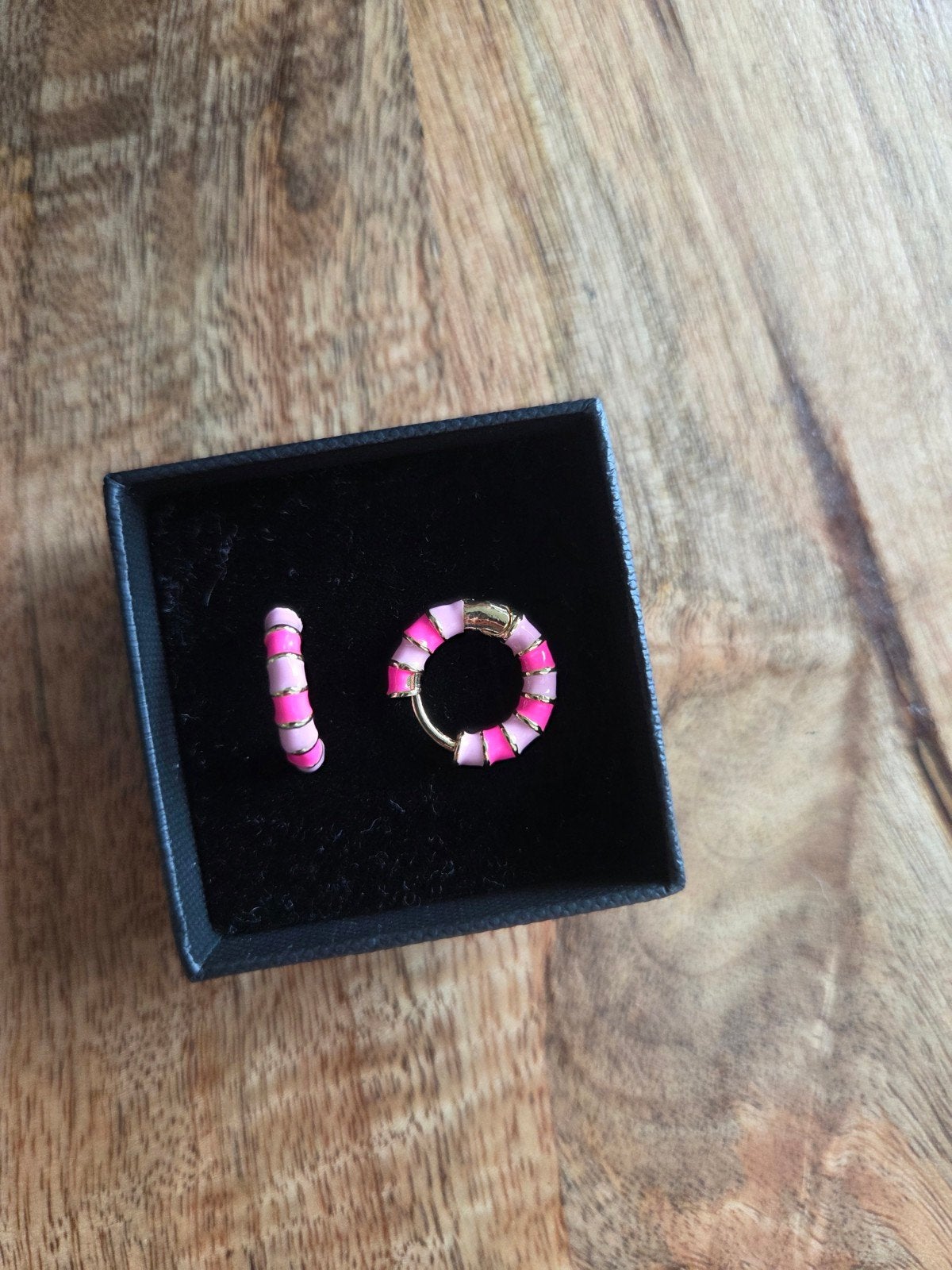 oorbellen van Anna + Nina Goudkleurig met Fuchsia, Hangers, Nieuw, Ophalen of Verzenden, Goud