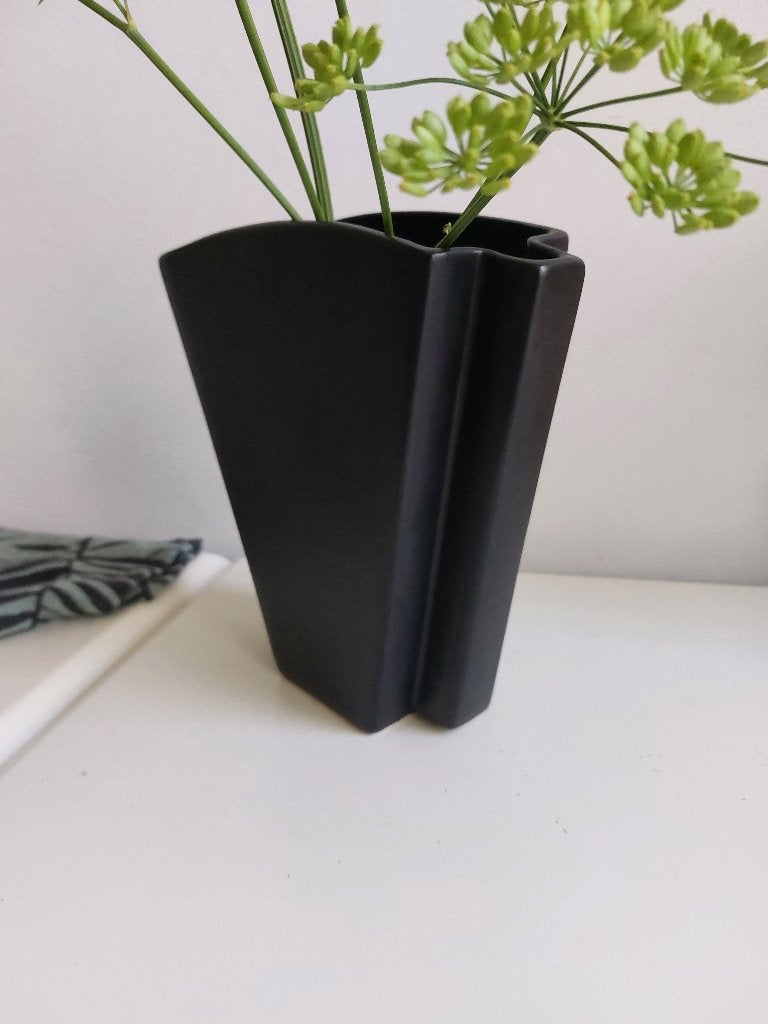 Vintage matzwart handgemaakt keramiek vaas driehoekig 21,5cm, Ophalen